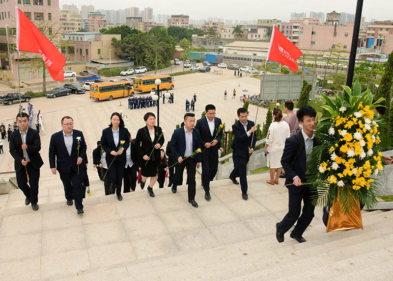 博天国际清明祭扫烈士陵墓！