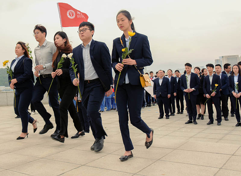 博天国际清明祭扫烈士陵墓！